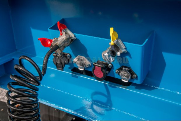 Разъемы для соединения электросистемы и пневмосистемы полуприцепа и тягача