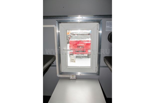 Окно с форточкой в отсеке для отдыха