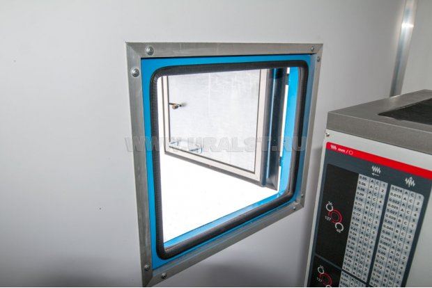 Люк для доступа к оборудованию фургона