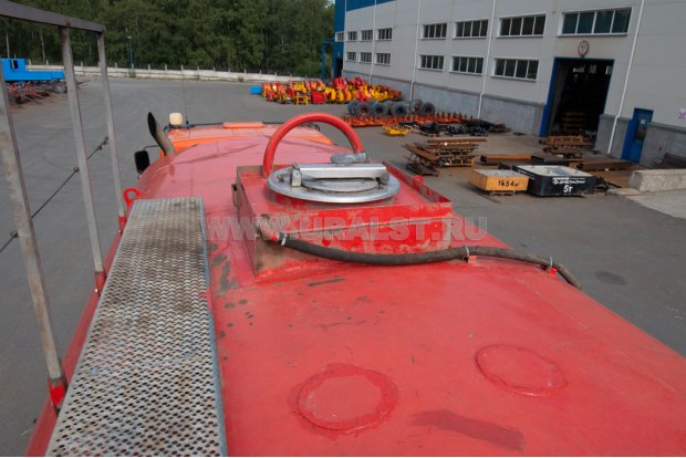 Заливная горловина цистерны