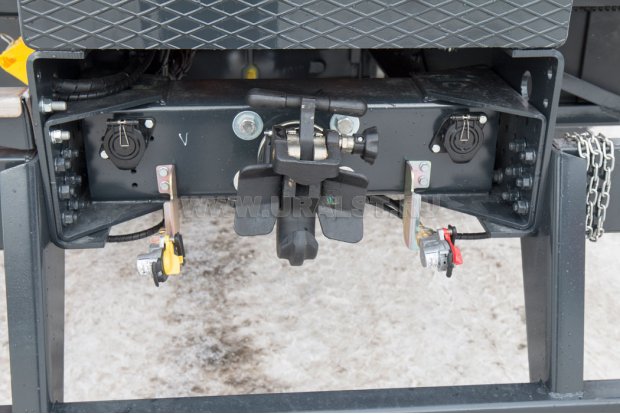 Заднее тягово-сцепное устройство, электрические и пневматические выводы для подключения прицепа