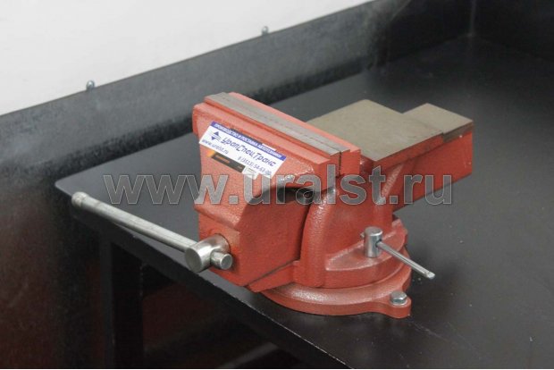 Верстак с тисками и выдвижными ящиками