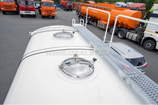 Заливные горловины цистерны