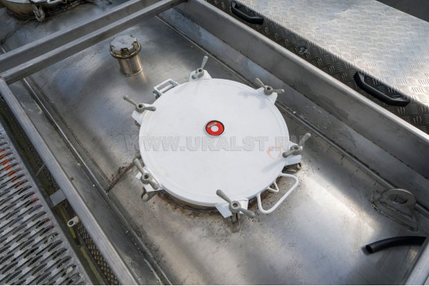 Заливная горловина цистерны