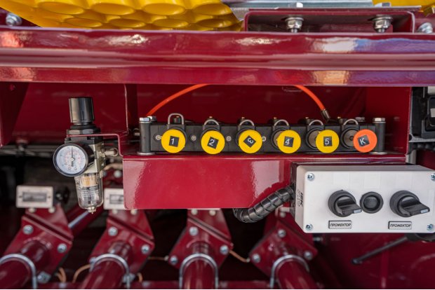 Блок пневмоуправления донными клапанами, манометр