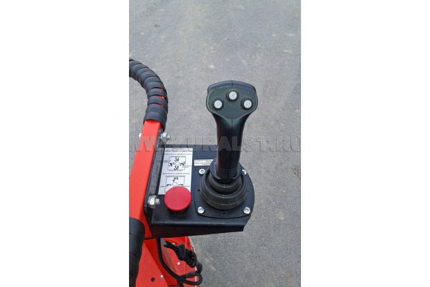 Рычаг управления на монтажной люльке