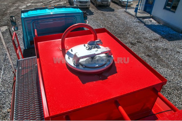 Заливная горловина цистерны с экологическим коробом