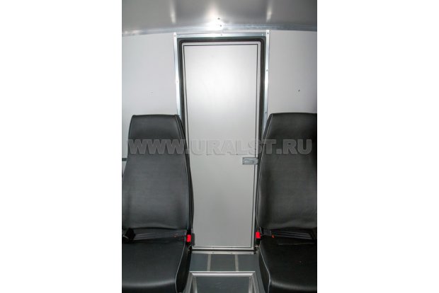 Вход в грузовой отсек из пассажирского отсека