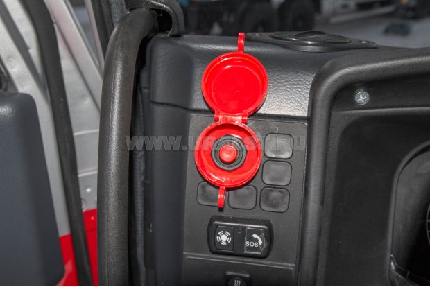 Кнопка отключения массы в кабине водителя