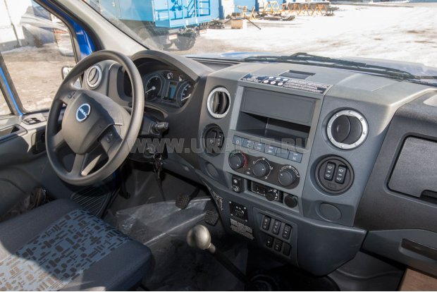 Приборная панель в кабине водителя