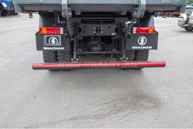 Заднее защитное устройство