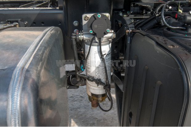 Топливный фильтр-сепаратор с электроподогревом и подкачивающим насосом 