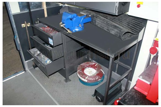 Верстак с выдвижными ящиками