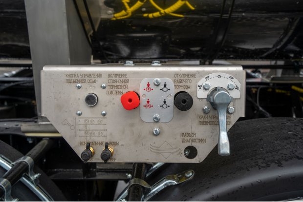 Панель управления тормозной системой и пневматической подвеской