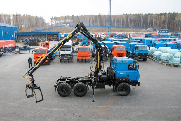 Седельный тягач Урал 44202 с ГМ ОМТЛ-120-02 УСТ-5453