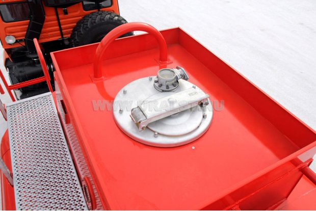 Заливные горловины цистерны