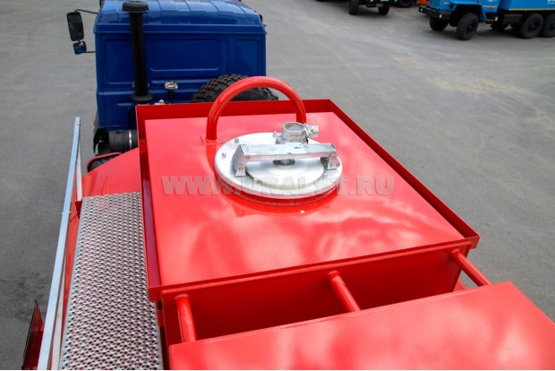 Заливная горловина цистерны. Экологический короб