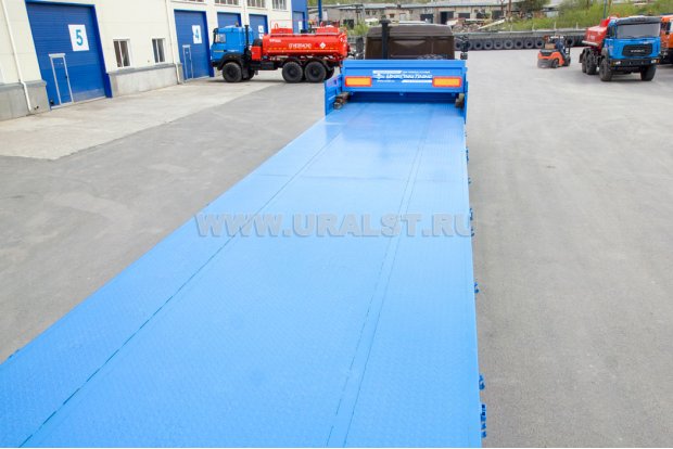 Грузовая платформа полуприцепа со снятыми бортами