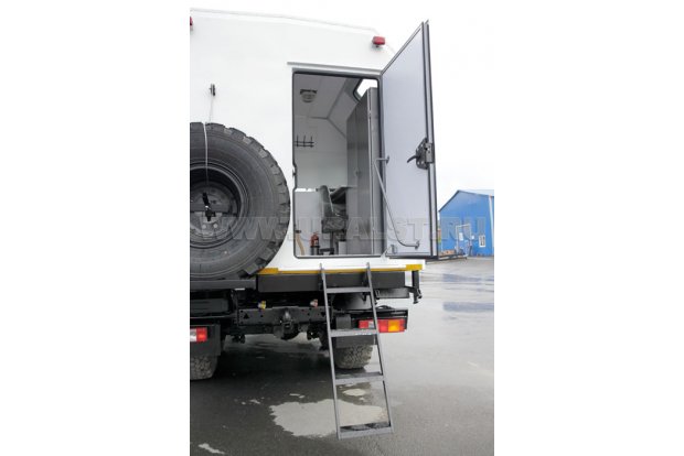 Передвижная лестница задней распашной двери лаборатории