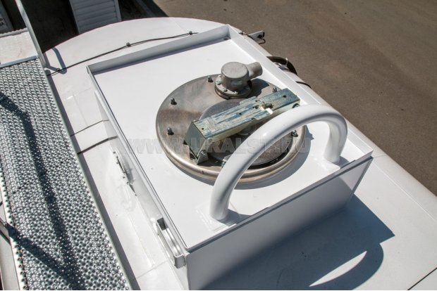 Заливные горловины цистерны