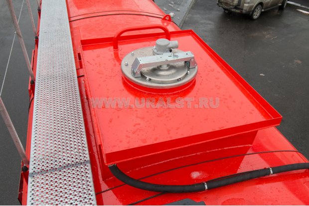 Заливная горловина цистерны