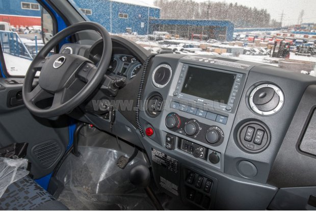 Приборная панель в кабине водителя