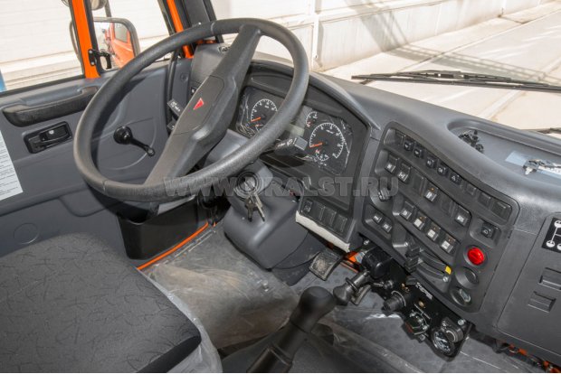 Приборная панель в кабине водителя