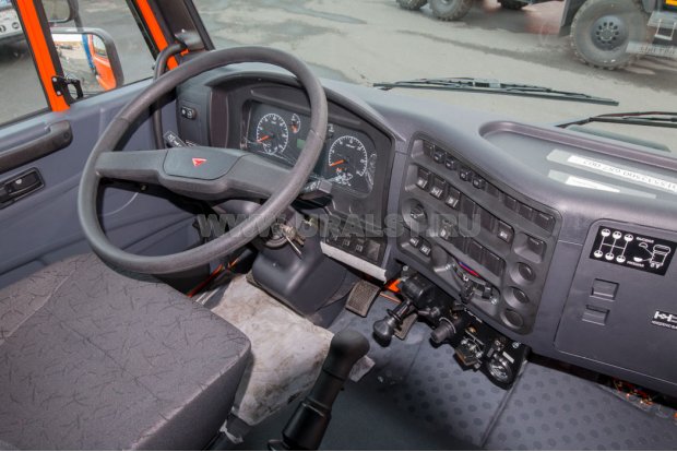 Приборная панель в кабине водителя