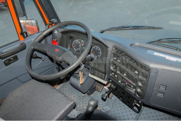 Приборная панель в кабине водителя