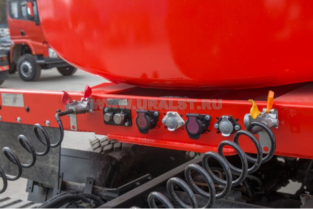 Разъемы для соединения электросистемы и пневмосистемы полуприцепа и тягача