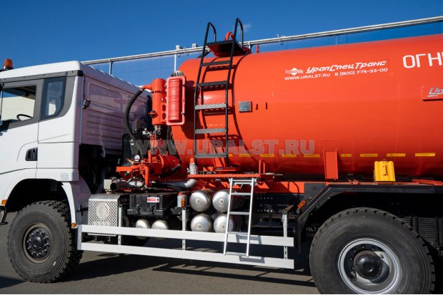 Лестница на площадку обслуживания горловины