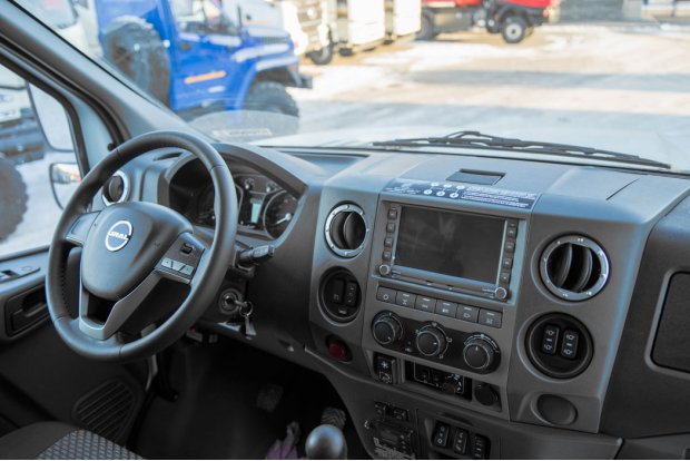 Приборная панель в кабине водителя