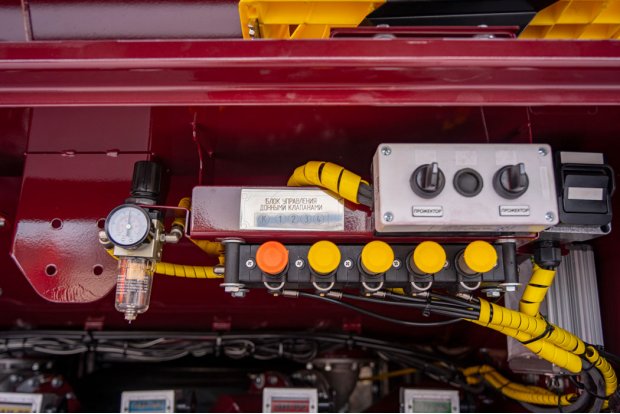 Блок пневмоуправления донными клапанами, манометр