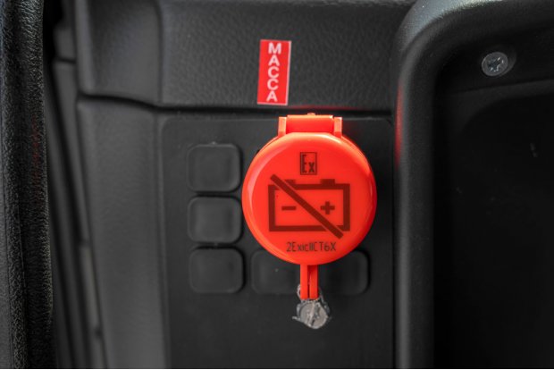 Кнопка отключения массы в кабине водителя