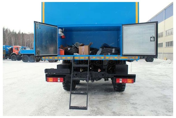 Ниша для подключения сварочных кабелей