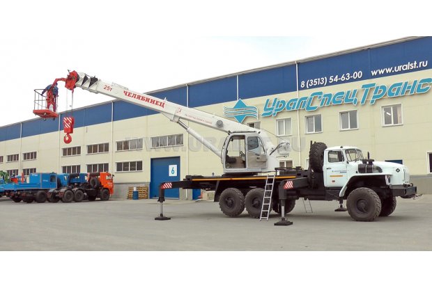 Автокран Челябинец КС-55732 с люлькой КС-55732П-28