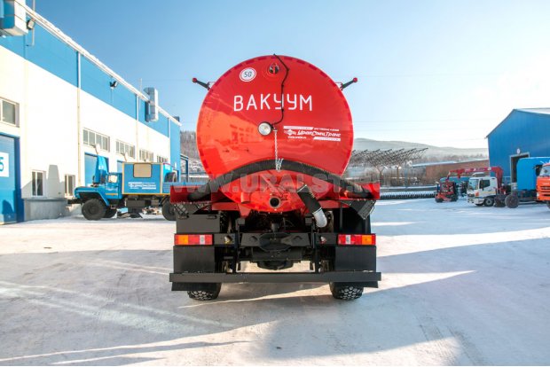 Автоцистерна вакуумная УСТ-5453 с открывающимся днищем, с термоизолированным корпусом и обогревом сливного крана от выхлопных газов