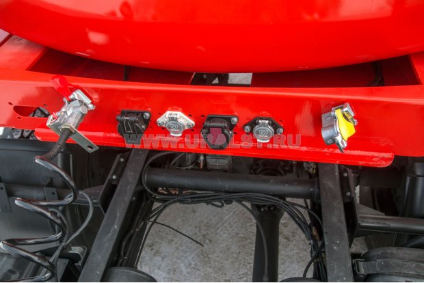 Разъемы для соединения электросистемы и пневмосистемы полуприцепа и тягача