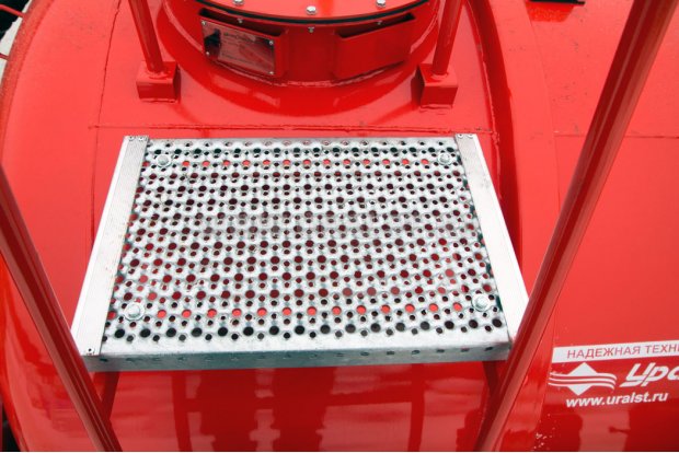 Площадка обслуживания заливной горловины