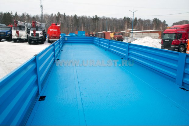 Грузовая платформа полуприцепа со снятыми бортами