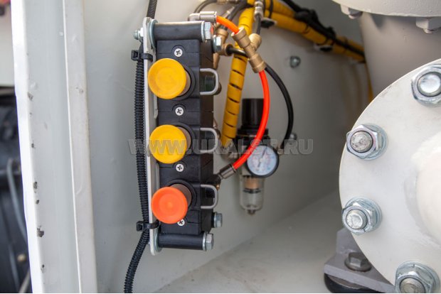 Пневмоуправление донными клапаном, манометр