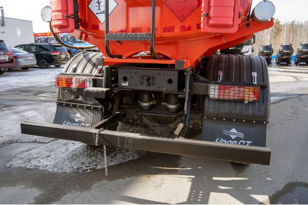 Заднее защитное устройство