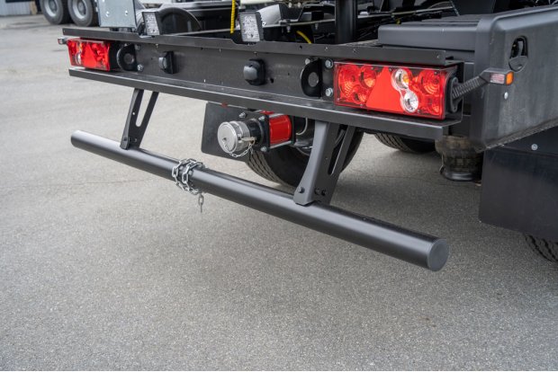 Заднее защитное устройство