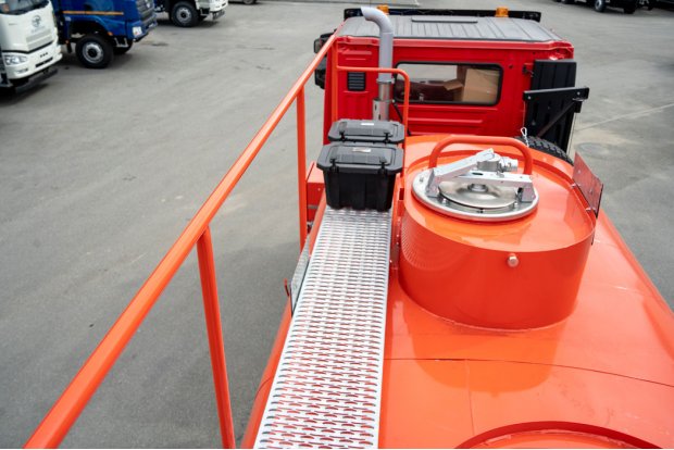 Площадка обслуживания заливной горловины