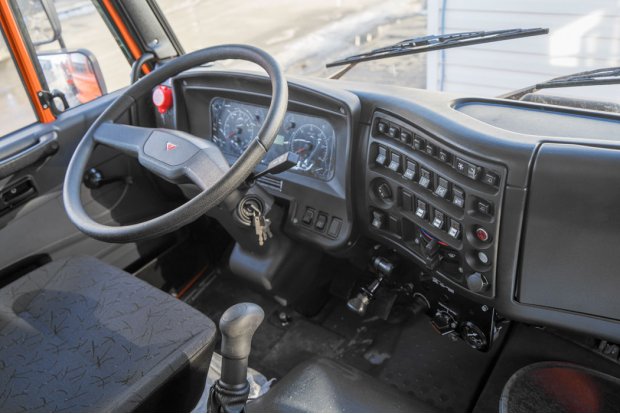 Приборная панель в кабине водителя