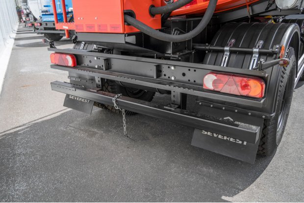 Заднее защитное устройство