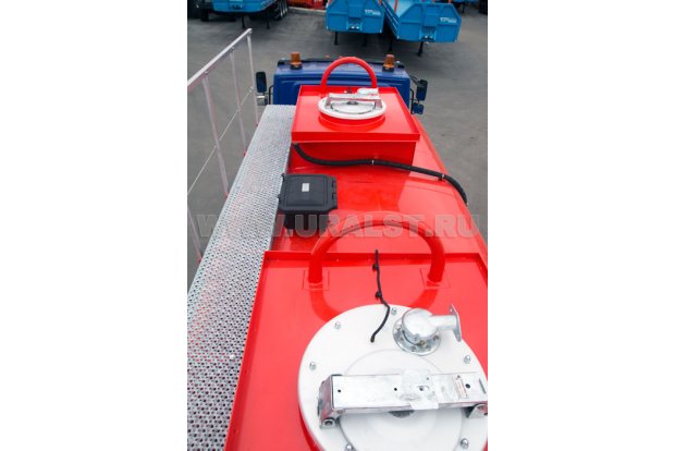 Горловины цистерны с экологическим коробом