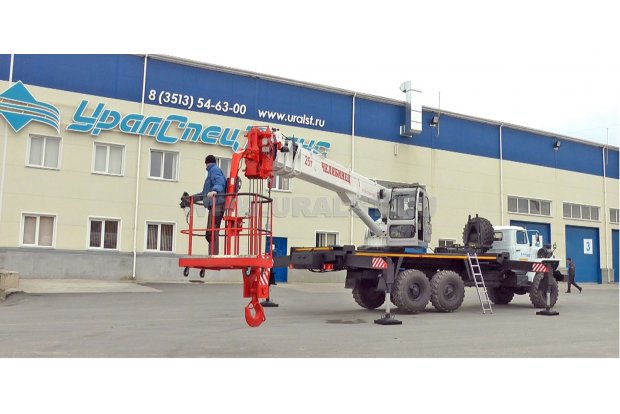 Автокран Челябинец КС-55732 с люлькой КС-55732П-28