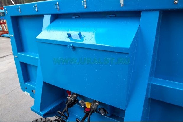 Инструментальный ящик на переднем борту