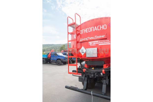 Лестница на площадку обслуживания